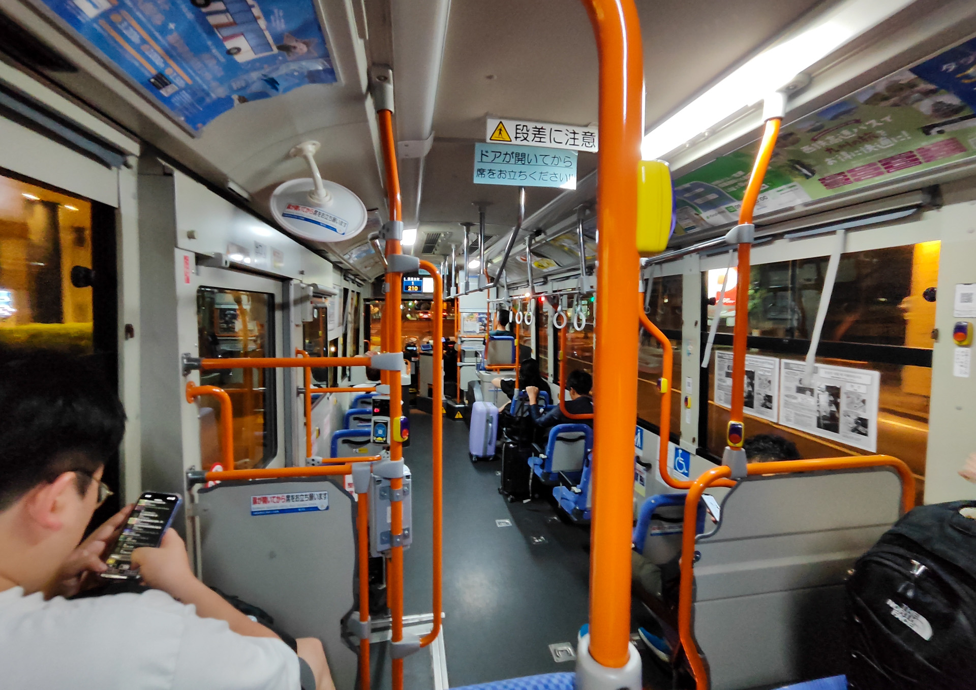 博多ふ頭から天神ソラリアステージ前行きのバスの車内