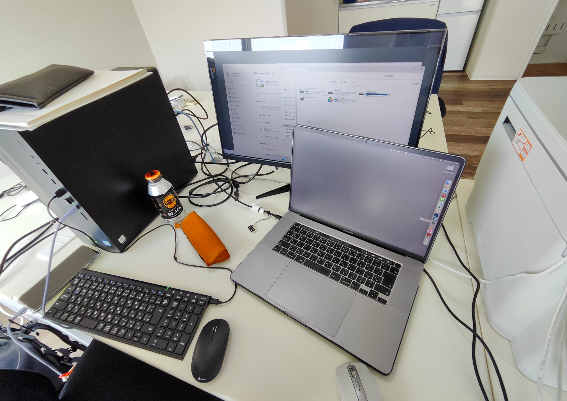 オフィスにてPCのセットアップ中