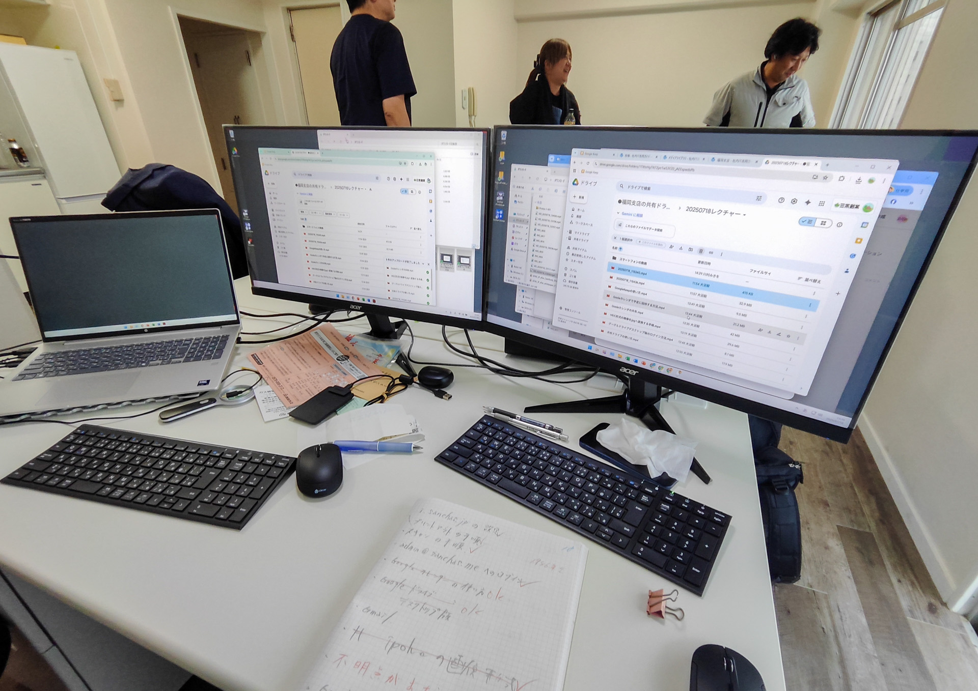 オフィスにてレクチュアの準備中