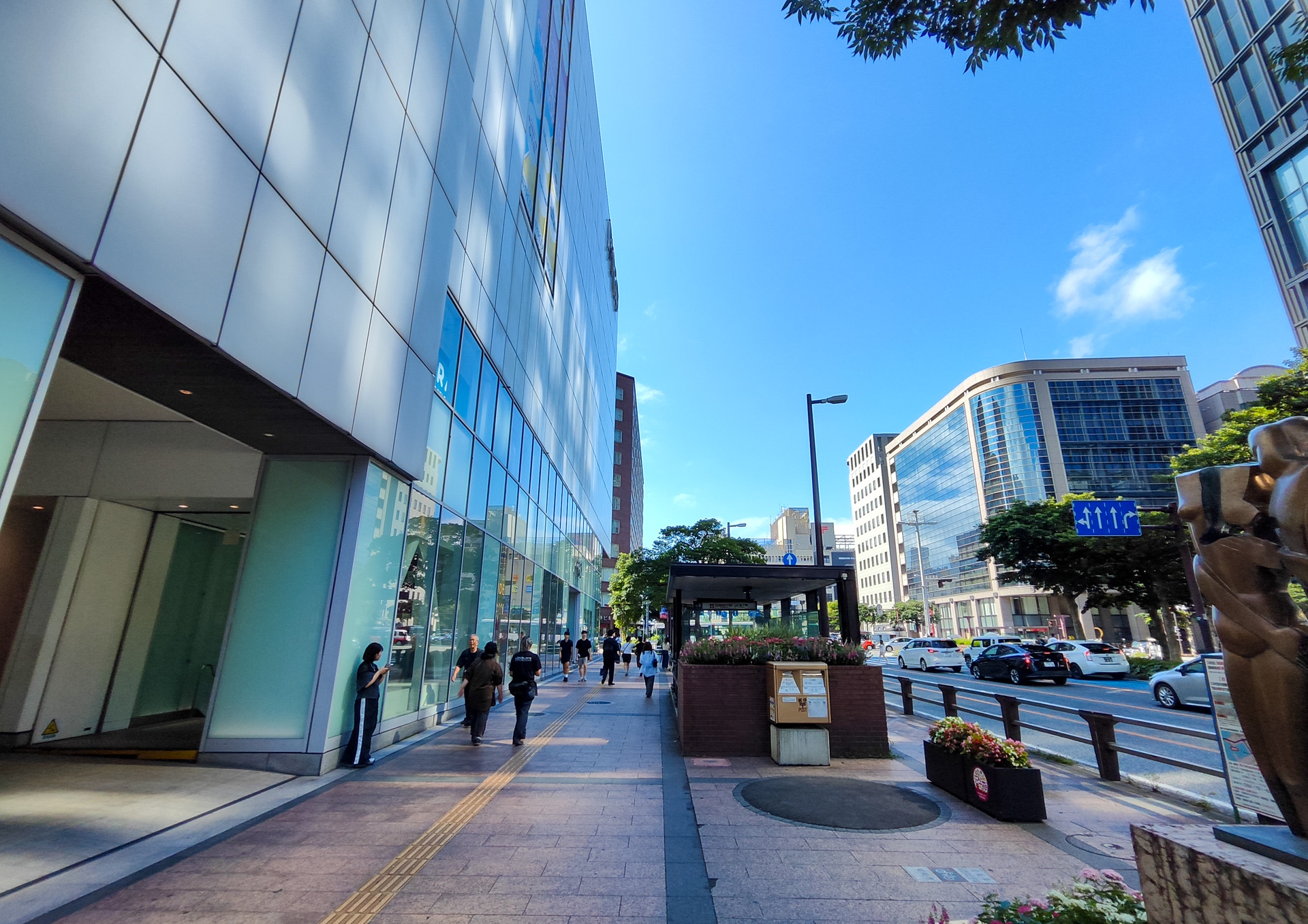 天神駅の地上・渡辺通り